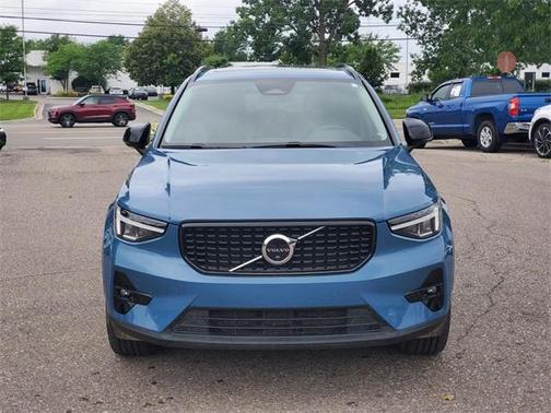 2023 Volvo XC40 B5 Plus Dark Theme