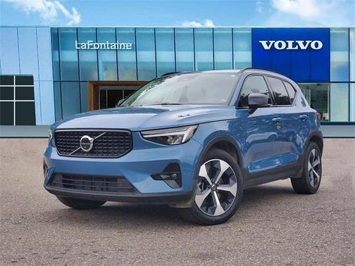 2023 Volvo XC40 B5 Plus Dark Theme