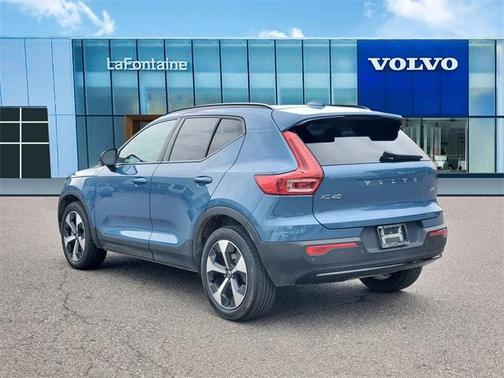 2023 Volvo XC40 B5 Plus Dark Theme