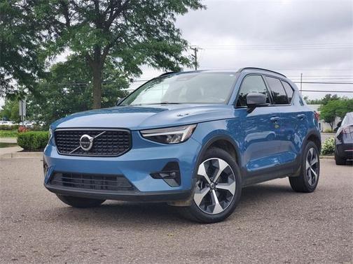 2023 Volvo XC40 B5 Plus Dark Theme