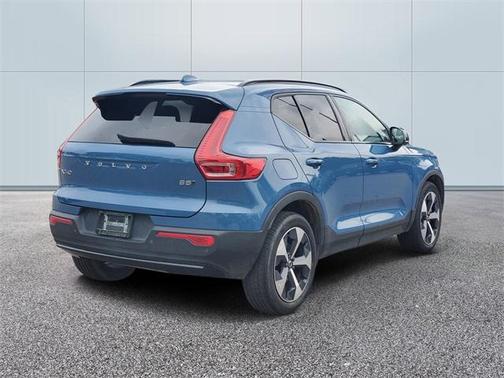 2023 Volvo XC40 B5 Plus Dark Theme