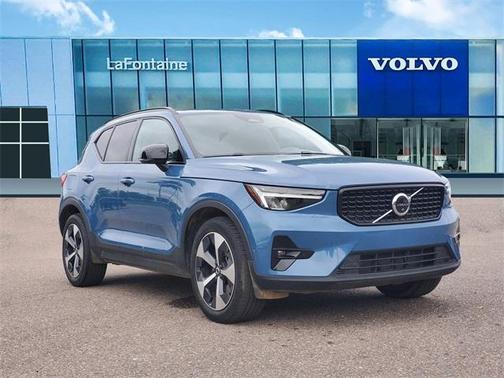 2023 Volvo XC40 B5 Plus Dark Theme