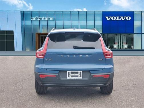 2023 Volvo XC40 B5 Plus Dark Theme