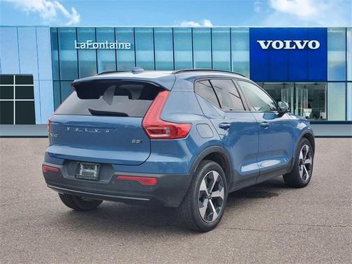 2023 Volvo XC40 B5 Plus Dark Theme