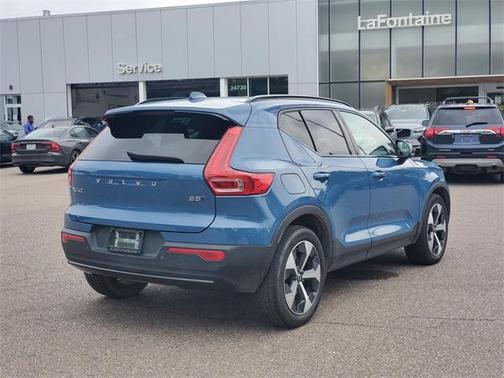 2023 Volvo XC40 B5 Plus Dark Theme