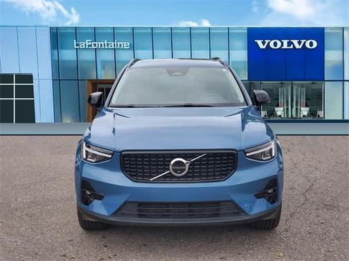 2023 Volvo XC40 B5 Plus Dark Theme