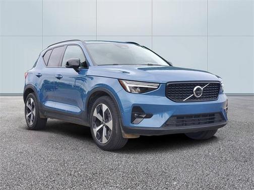 2023 Volvo XC40 B5 Plus Dark Theme