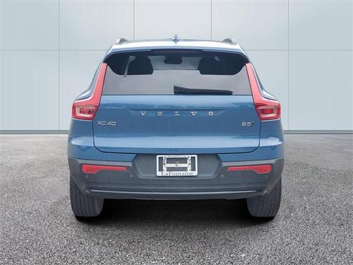 2023 Volvo XC40 B5 Plus Dark Theme