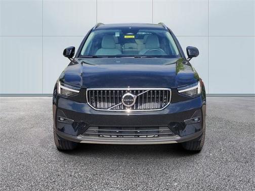 2025 Volvo XC40 B5 Ultra Bright Theme