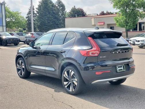 2025 Volvo XC40 B5 Ultra Bright Theme