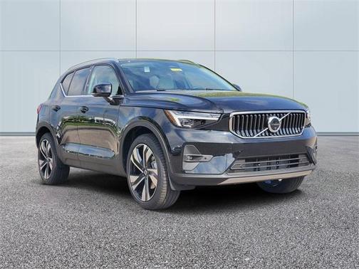 2025 Volvo XC40 B5 Ultra Bright Theme
