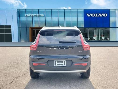 2025 Volvo XC40 B5 Ultra Bright Theme