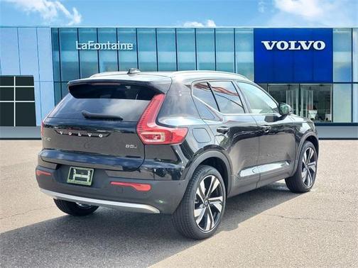 2025 Volvo XC40 B5 Ultra Bright Theme