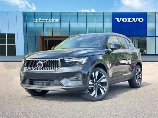 2025 Volvo XC40 B5 Ultra Bright Theme