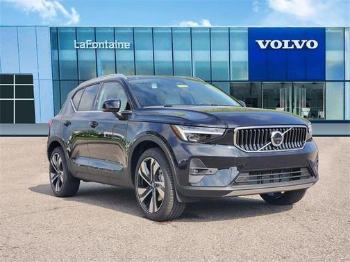 2025 Volvo XC40 B5 Ultra Bright Theme