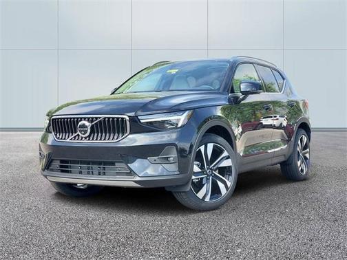 2025 Volvo XC40 B5 Ultra Bright Theme