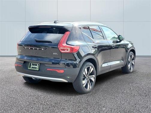 2025 Volvo XC40 B5 Ultra Bright Theme
