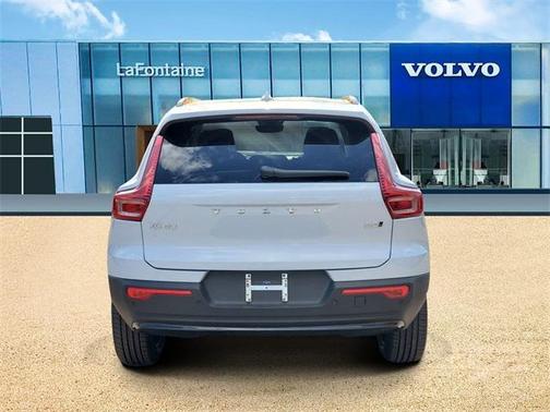 2026 Volvo XC40 B5 Plus