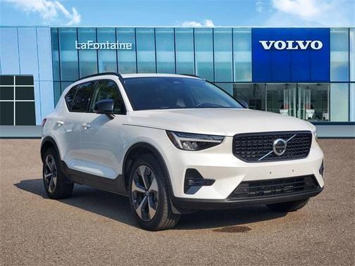2023 Volvo XC40 B5 Plus Dark Theme