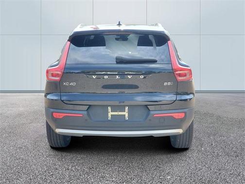 2023 Volvo XC40 B5 Ultimate Bright Theme