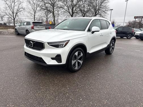 2025 Volvo XC40 B5 Core Bright Theme