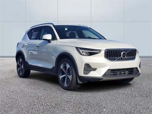 2025 Volvo XC40 B5 Core Bright Theme
