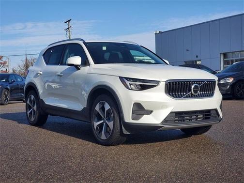 2025 Volvo XC40 B5 Core Bright Theme