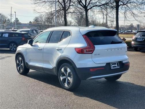 2025 Volvo XC40 B5 Core Bright Theme