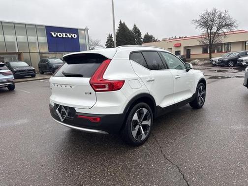 2025 Volvo XC40 B5 Core Bright Theme