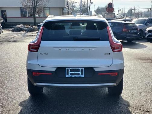 2025 Volvo XC40 B5 Core Bright Theme