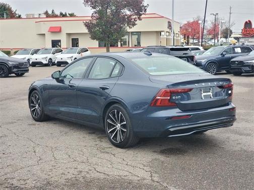 2023 Volvo S60 Recharge Plug-In Hybrid T8 Plus Dark Theme