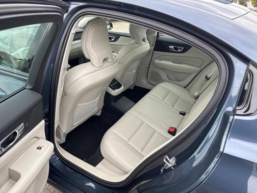 2023 Volvo S60 Recharge Plug-In Hybrid T8 Plus Dark Theme
