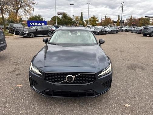 2023 Volvo S60 Recharge Plug-In Hybrid T8 Plus Dark Theme