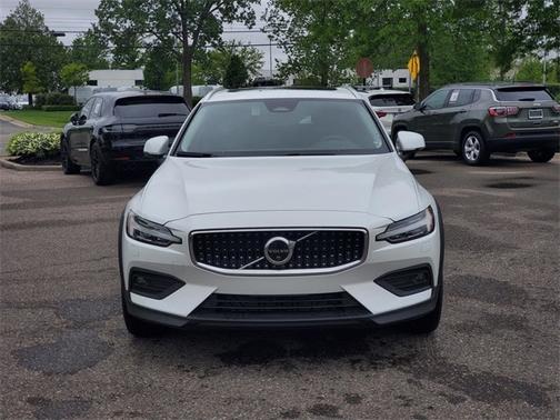 2025 Volvo V60 Cross Country B5 Plus