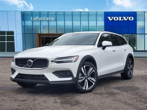 2025 Volvo V60 Cross Country B5 Plus