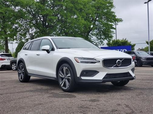 2025 Volvo V60 Cross Country B5 Plus