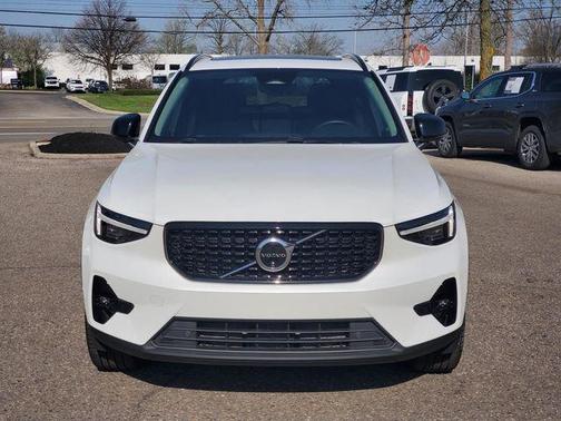 Crystal White Pearl 2025 Volvo XC40 B5 Plus Dark Theme