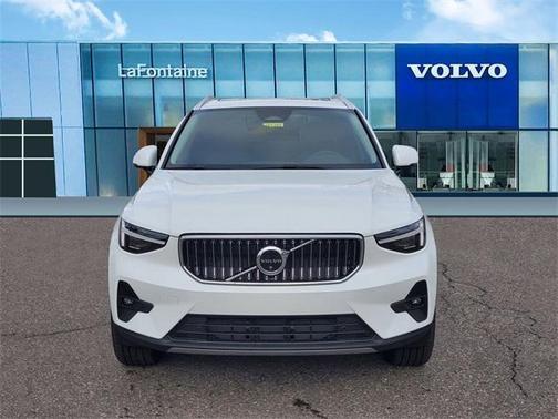 2025 Volvo XC40 B5 Ultra Bright Theme