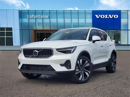 2025 Volvo XC40 B5 Ultra Bright Theme