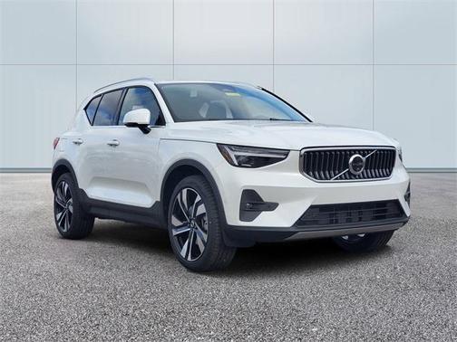 2025 Volvo XC40 B5 Ultra Bright Theme