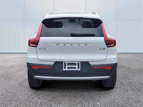 2025 Volvo XC40 B5 Ultra Bright Theme
