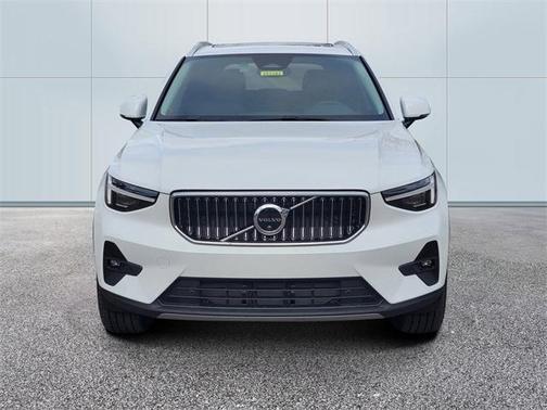 2025 Volvo XC40 B5 Ultra Bright Theme