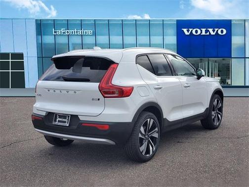 2025 Volvo XC40 B5 Ultra Bright Theme