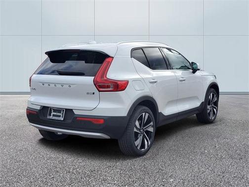 2025 Volvo XC40 B5 Ultra Bright Theme