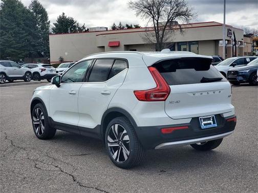 2025 Volvo XC40 B5 Ultra Bright Theme