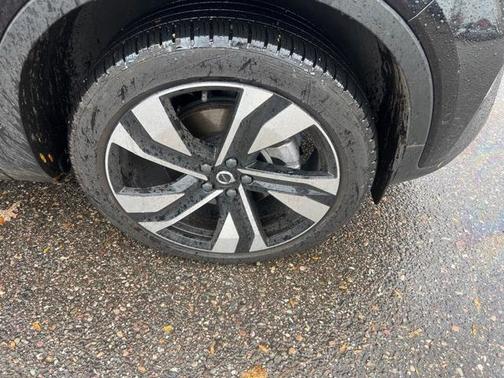 2025 Volvo XC40 B5 Plus Bright Theme