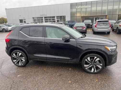2025 Volvo XC40 B5 Plus Bright Theme