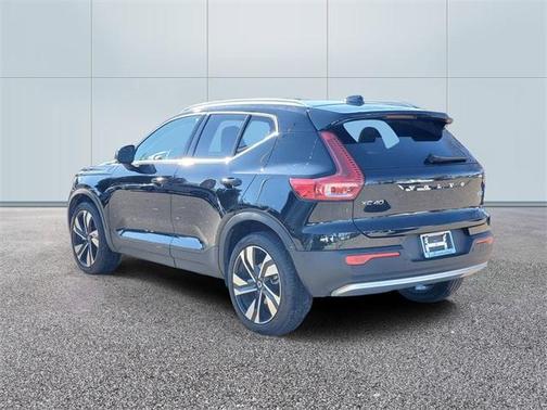 2025 Volvo XC40 B5 Plus Bright Theme