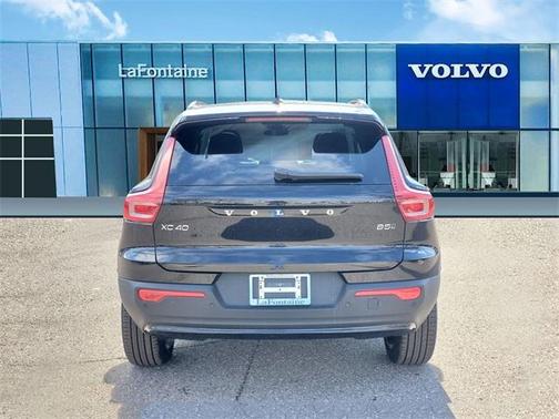 2025 Volvo XC40 B5 Ultra Dark Theme