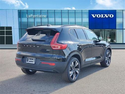 2025 Volvo XC40 B5 Ultra Dark Theme